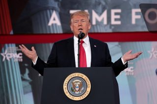 Donald Trump se údajně loni v lednu dopustil těžkého zločinu. Trestnímu stíhání se zřejmě nevyhne