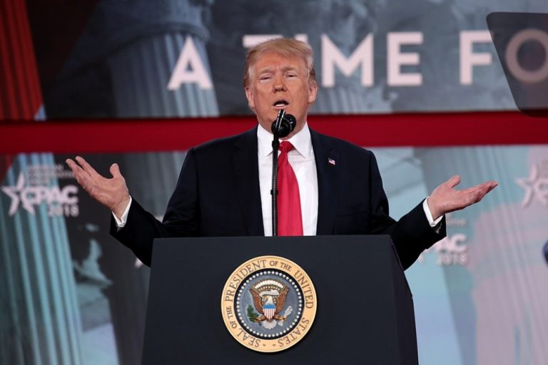 donald trump tiskovka ruce