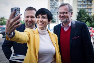 Řešení drahých energií podle vlády: Vyměňte hnijící dveře, kupte si teplý svetr a netopte