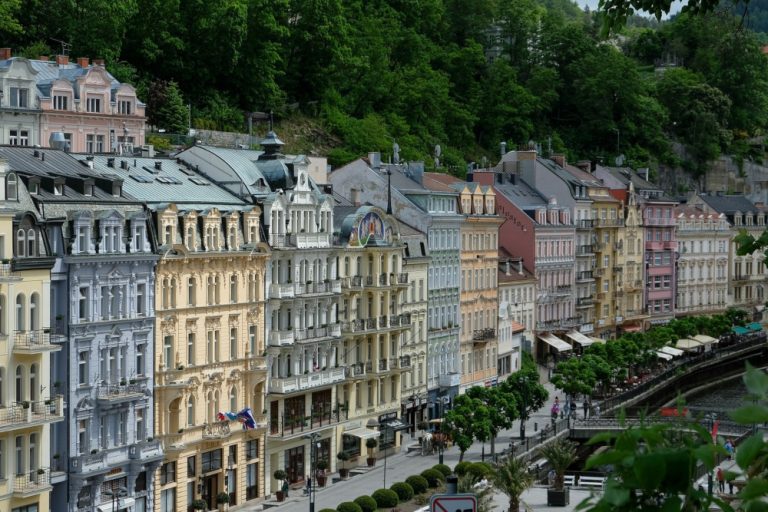 Majetek Putinových lidí může být zpeněžen na obnovu Ukrajiny. Česko hodlá kvůli konfiskaci měnit zákon 1 karlovy vary budovy