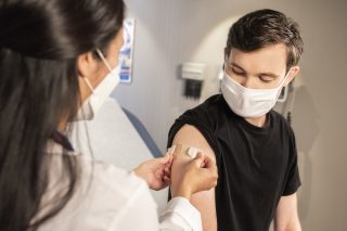 Bolest kloubů, nepravidelná menstruace nebo vyrážka. Na problémy po očkování si stěžuje stále více lidí