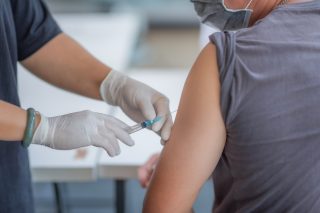 Očkovaní bez výhod? Bez posilující dávky ztratí lidé své výhody. V zahraničí tomu bude podobně