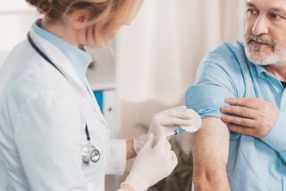 Zdravotní sestře hrozí, že kvůli očkovacím certifikátům stráví 35 let ve vězení