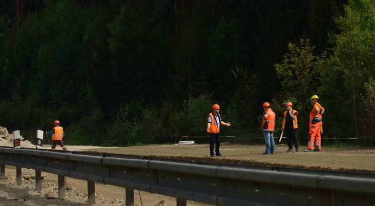 Blíží se konec zaměstnanců ve stavebnictví? V Číně je nahradili roboti, podařilo se jim zrekonstruovat 150 kilometrů dálnice 1 silnicari dalnice d1