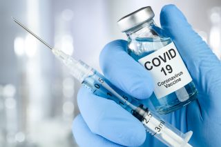 Česko čeká na schválení vakcíny, která by mohla oslovit některé antivaxery. Oproti stávajícím vakcínám se liší v jedné zásadní věci