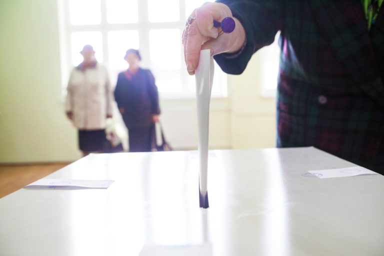 Během léta se výrazně změnily preference voličů. SPOLU mnohé z nich dokázala mobilizovat 1 volby urna ruka