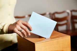 Kontroverzní politické hnutí Slušní lidé může dostat stopku do voleb. Dohledový úřad navrhuje pozastavit mu činnost