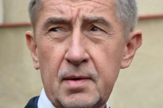 Babiš to zase schytal. Vyfotil se totiž v prázdné jednací místnosti výborů, které přitom byly zrušeny. Kalousek a další politici mu vzápětí začali nadávat