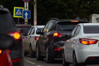 Přehledně: Nová pravidla na silnicích a možné pokuty od strážníků v příštím roce