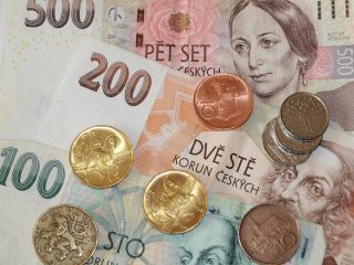 Začněte šetřit, nastává utahování opasků. Ekonomická krize se dotkne statisíců lidí, vysvětlil ekonom Kovanda. Řekl jakých lidí přesně