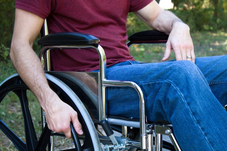 Virem, který způsobuje roztroušenou sklerózu, se nakazí téměř každý z nás. Vědci odhalili podrobnosti 1 clovek invalidni vozik paralyza