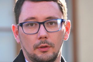 Silně podnapilý mluvčí prezidenta Ovčáček skončil za doprovodu policie v nemocnici. Dluží navíc peníze za taxík