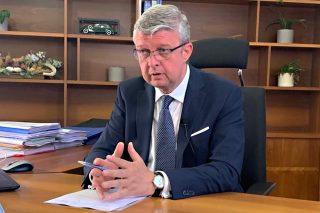 Havlíček: Buďte rádi, že není zavedeno povinné očkování. Podle něj Česko na pandemii reaguje stejně jako okolní země