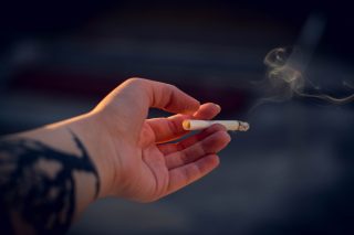 Kouření klasických cigaret bude brzy minulostí. Plošný zákaz je za dveřmi
