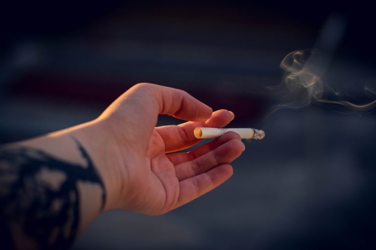 Kouření ohrožuje nejen zdraví, ale zatěžuje výrazně i státní kasu. Řešením by mohl být úplný zákaz cigaret 1 koureni cigareta v ruce