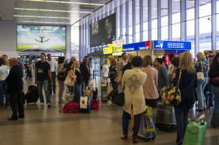 V době pandemie kšeftují s příjezdovými formuláři do Česka. Lidé mohou přijít až o tisíce korun
