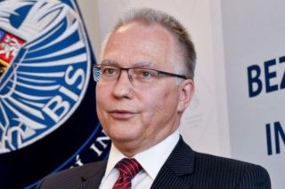 Šéf BIS chce bránit Pekarovou Adamovou a Vystrčila. „Zcela nepřijatelné,“ napsal vysoce postavený politik