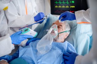 Covid-19 posílá třetinu Slovenska do uzávěry, nemocnice odkládají zákroky. Dovolenou v Tatrách může epidemie zhatit