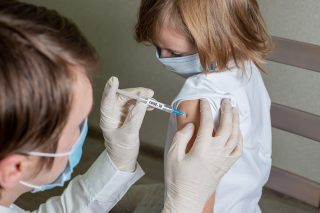 Data ukazují, kterou vakcínu si vybrat pro třetí dávku. Odborníci popsali, jak a které očkovací látky nakombinovat