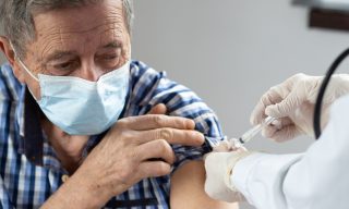 Lidé podali tisíce žádostí o odškodné kvůli očkování proti covidu. Stát zatím všechny zamítl a nevyplatil ani korunu