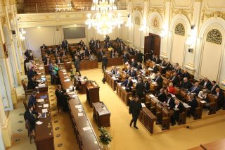 Pokud vláda nezmrazí platy politiků, čeká je štědrý rok. Šéf vlády, sněmovny i senátu by dostávali čtvrt milionu