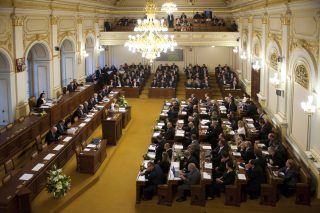 Do Sněmovny nemůžou vstoupit osoby neočkované proti covidu. Podle právníků je to protiústavní. Vysvětlili důvod žaloby