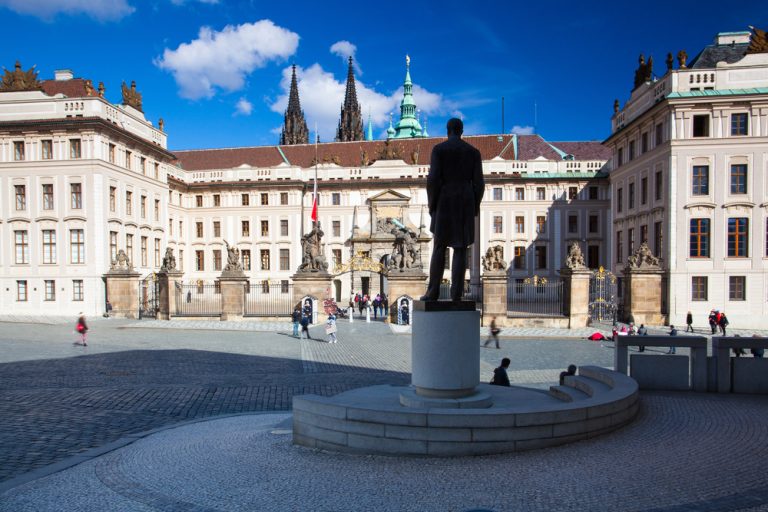 Příští prezident? Kdo chce na Hrad, má nejvyšší čas začít sbírat podpisy. Mezi favority je i jedna žena 1 prazsky hrad