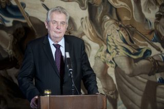 Bývalí politici vyzvali prezidenta Zemana k abdikaci. Důvodem je to, že dříve podporoval Putina