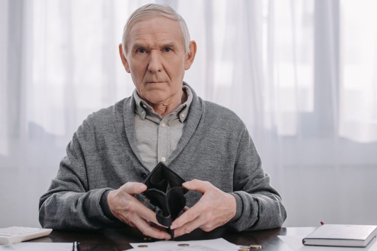 Českým seniorům hrozí akutní chudoba, stále více z nich nemá peníze na dražší energie 1 senior penzenka duchody