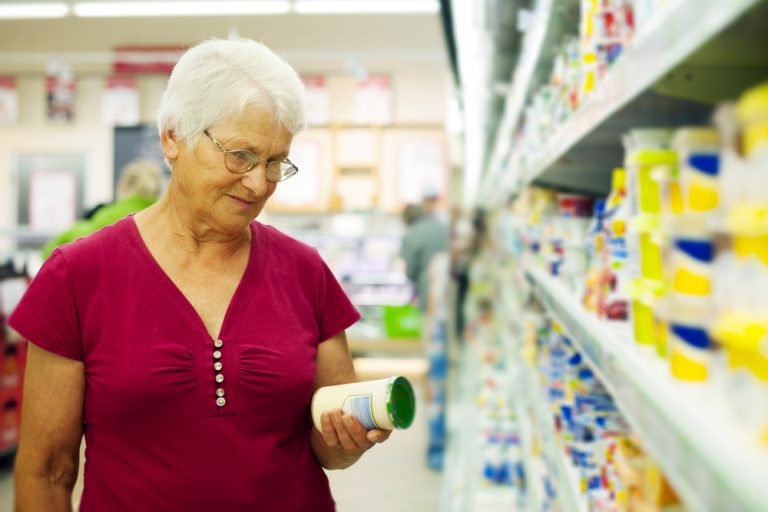 Srovnání českých a rakouských cen. Za stejné zboží si v Česku připlatíme i přes tisíc korun 1 seniorka nakup supermarket