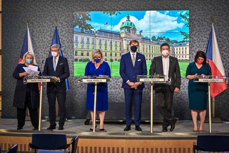 Od pondělí se zavedou nové restrikce proti neočkovaným. Všechna nová opatření přehledně 1 vlada rozpocet tk