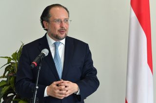 Rakušané musí být doma, ale vláda si uspořádala galavečer bez roušek. Pořadatel se obhajuje