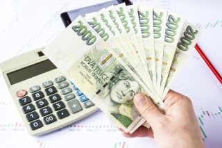 Královehradecký kraj si vede lépe, Praha si naopak pohoršila. Jak covid ovlivnil platy napříč kraji?
