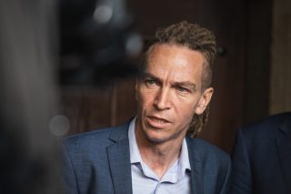 Komentář: Piráti jako vládní otloukánek. Bartoše čeká boj o přežití, který může nemile zasáhnout celou vládu