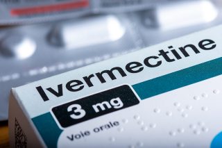 Populárního odpůrce očkování bělidlo proti covidu-19 nezachránilo. Ve slovenských nemocnicích zase leží předávkovaní ivermektinem