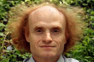 „Lidé by neměli čekat na vakcínu proti omikronu. Měli by brát, co je,“ říká biolog Flegr