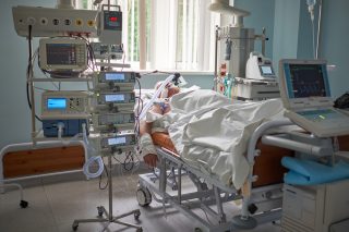 Rakouský starosta navrhl, aby nemocnice v případě přeplnění JIP jako první odmítaly neočkované