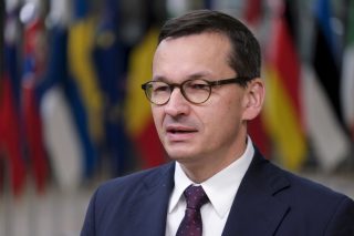 EU ovládají oligarchové, kteří chtějí zničit menší členské státy, myslí si polský premiér. Vyzval k radikálnímu řešení