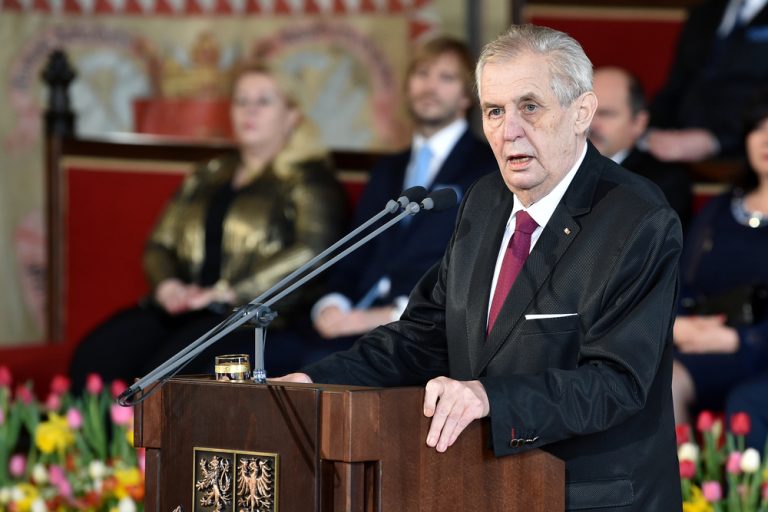 Prezident Zeman se napřímo vyjádřil k povinnému očkování. Podle něj se politici bojí promluvit 1 milos zeman recnicky pult