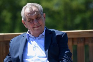 Pandemický zákon bude platit. Svým podpisem ho potvrdil prezident Miloš Zeman. Úřady dostanou větší pravomoc