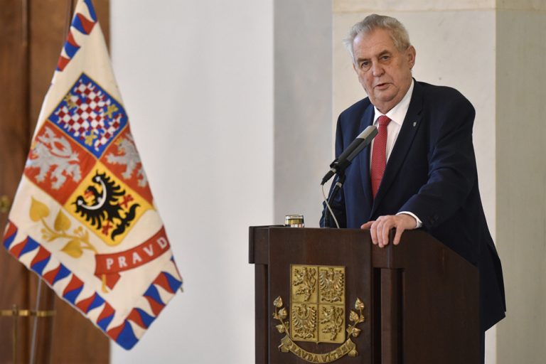 milos zeman vlajka pult
