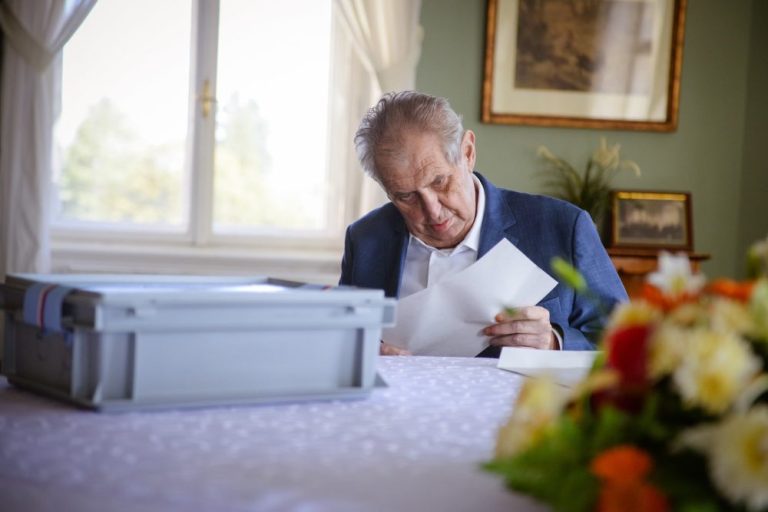 Oblíbenost Zemana klesá. Už je pouze na 20 procentech. Parlamentní volby by vyhrála koalice Spolu 1 milos zeman volby hlasovaci listek e1633758834838