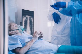 První případ souběžného onemocnění chřipky a covidu. „Chřipcovid“ zachytili v Izraeli