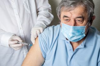 Od srpna se začne očkovat čtvrtou dávkou proti koronaviru