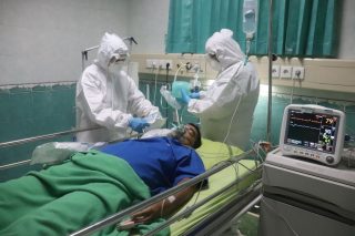 Lidé, kteří neprodělali covid-19, ani nejsou očkovaní, mají podle ÚZISu největší riziko nákazy