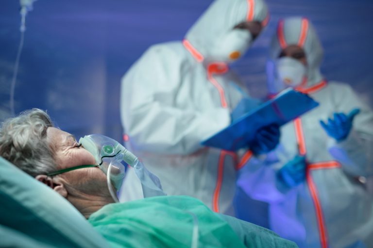 Nová mutace koronaviru už je v Evropě. Nakazila se žena, která v Jižní Africe vůbec nebyla. Kde přesně se nakazila? 1 senior kyslik nemocnice