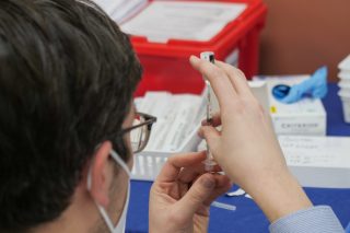 Tvůrce vakcíny AstraZeneca: Když přečkáme zimu, máme to nejhorší za sebou. Podle něj je nemožné očkovat lidi každého půl roku