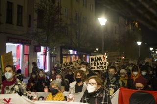 Mezi členy stran možné nové vlády je napětí kvůli polským potratům. Nadávají si do mimoňů