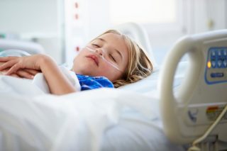 Na JIP přibývá vážně nemocných dětí s respiračními nemocemi. Matka dítěte popsala své starosti