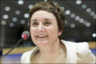 Za řízení v opilosti dvojí metr? Diplomatka nadýchala téměř 2 promile. Trestu se ale vyhne